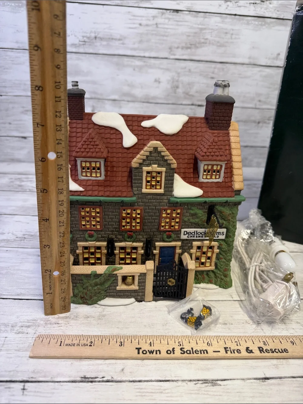 Dept 56 DEDLOCK ARMS Christmas Village with light and box complete